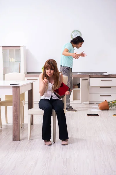 Jong stel gevonden hun huis na inbraak beroofd door inbrekers — Stockfoto