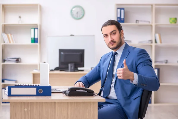 Mladý muž podnikatel zaměstnanec pracující v kanceláři — Stock fotografie