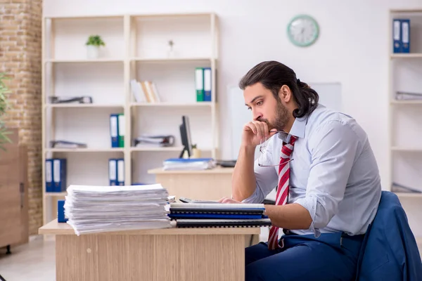 Jeune employé masculin malheureux avec un travail excessif — Photo