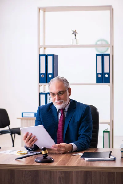 Опытный судья-мужчина, сидящий в офисе — стоковое фото