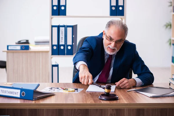 Juez masculino con experiencia sentado en la oficina — Foto de Stock