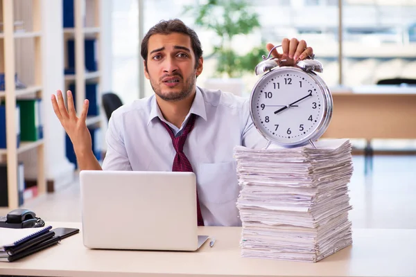 Jovem funcionário masculino infeliz com excesso de trabalho no escritório — Fotografia de Stock