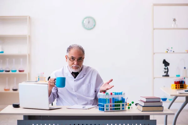 Homem velho químico que trabalha no laboratório — Fotografia de Stock