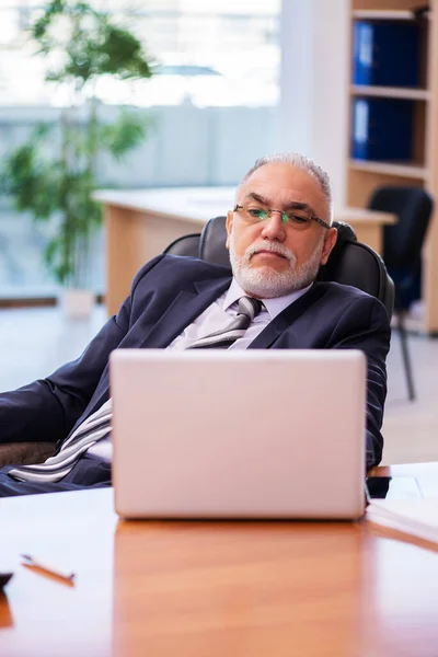 Antiguo empleado de negocios que trabaja en la oficina — Foto de Stock