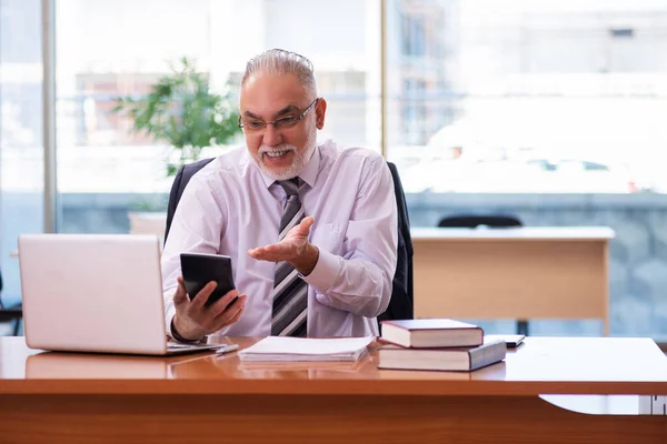 Old businessman employee working in the office — Stock Photo, Image