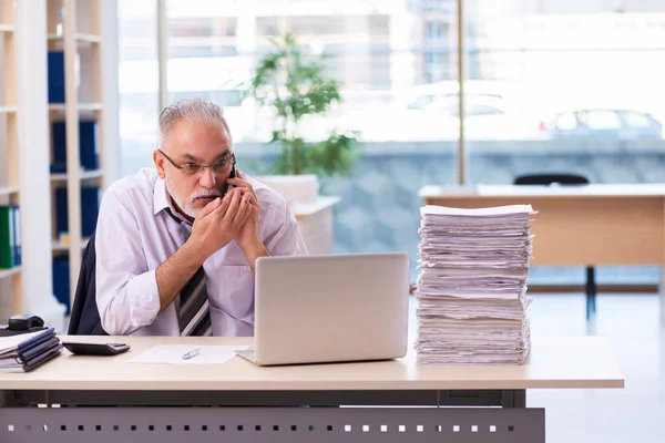 Betagter Geschäftsmann unzufrieden mit exzessiver Arbeit — Stockfoto