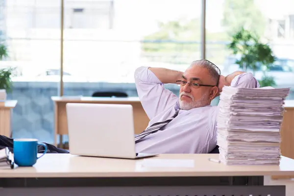 Betagter Geschäftsmann unzufrieden mit exzessiver Arbeit — Stockfoto