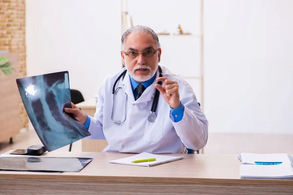 Velho médico radiologista do sexo masculino que trabalha no hospital — Fotografia de Stock