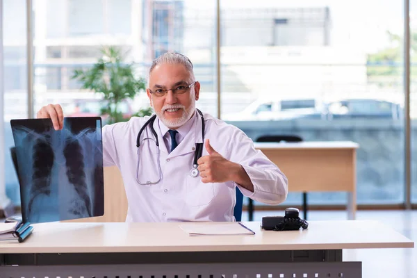 Vecchio medico radiologo maschile che lavora in clinica — Foto Stock