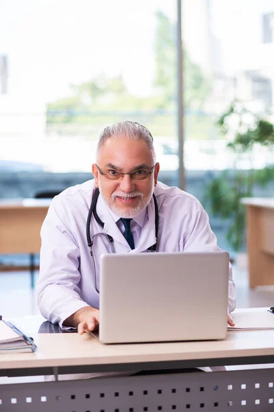 Viejo médico que trabaja en la clínica —  Fotos de Stock