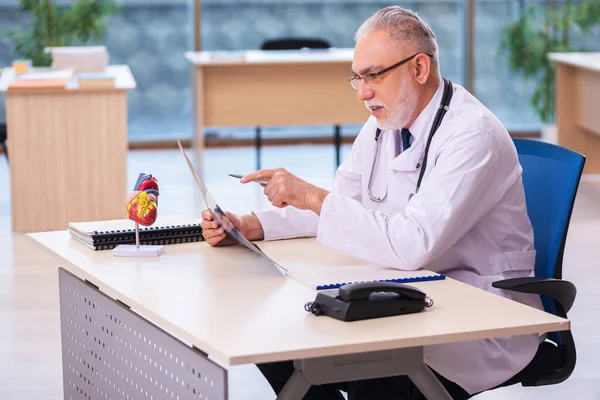 Klinikte çalışan yaşlı bir erkek radyolog. — Stok fotoğraf