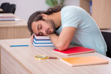 Genç erkek öğrenci salgın sırasında sınıfta.