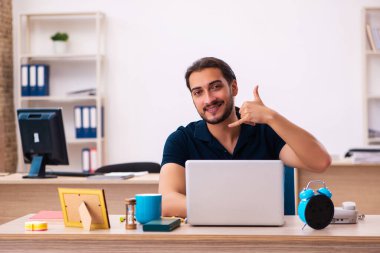 İş yerinde çalışan genç bir erkek.