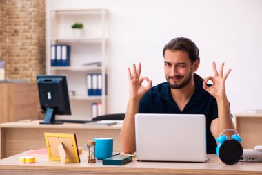 İş yerinde çalışan genç bir erkek.