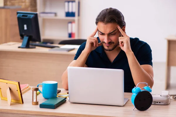 Jeune employé masculin travaillant sur le lieu de travail — Photo