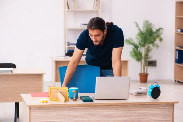 Junge männliche Mitarbeiter am Arbeitsplatz — Stockfoto