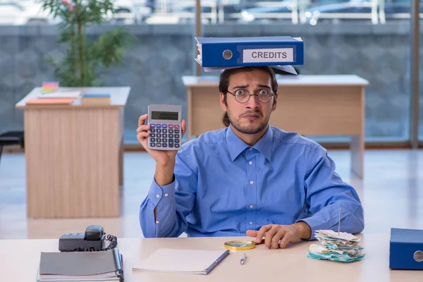 Joven contable masculino en concepto de planificación presupuestaria — Foto de Stock