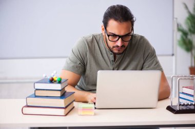Tele-eğitim konseptinde genç erkek fizikçi.