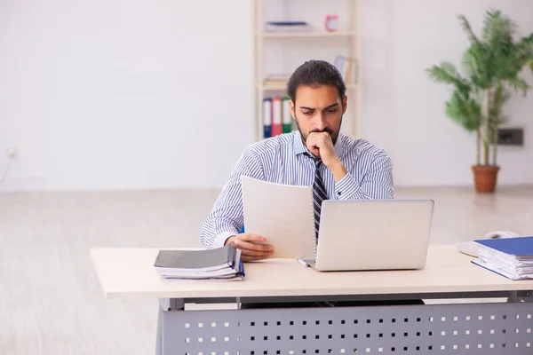 Joven empleado masculino que trabaja en la oficina — Foto de Stock