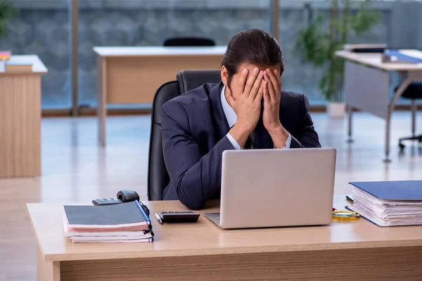 Jeune homme d'affaires employé travaillant dans le bureau — Photo