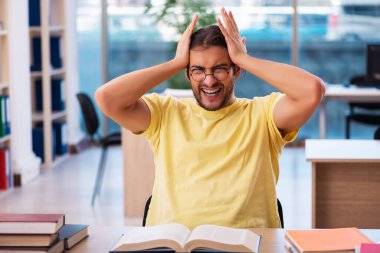 Sınavlara hazırlanan genç bir erkek öğrenci.