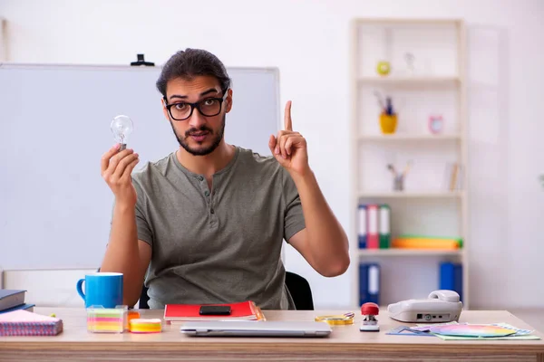 Joven diseñador masculino trabajando en la oficina — Foto de Stock