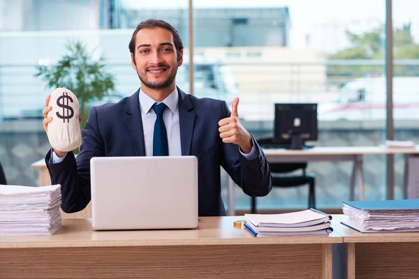 Jonge mannelijke werknemer in loonconcept — Stockfoto