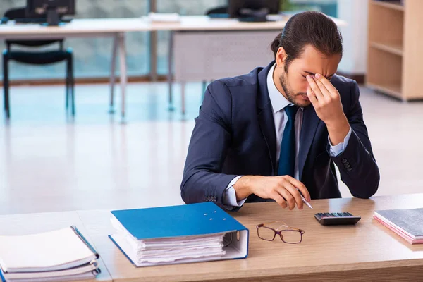 Jeune comptable homme travaillant dans le bureau — Photo