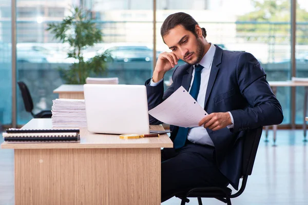 Giovane dipendente maschile che lavora in ufficio — Foto Stock