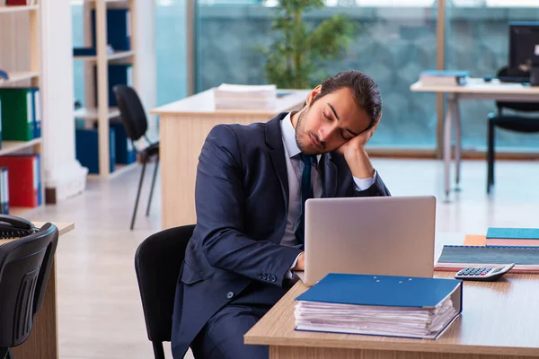 Jeune employé masculin travaillant au bureau — Photo