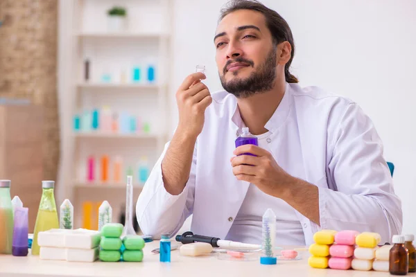 Jovem químico masculino testando sabão no laboratório — Fotografia de Stock