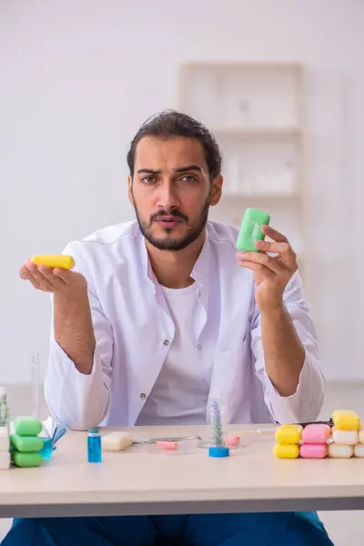 研究室で若い男性化学者のテスト石鹸 — ストック写真