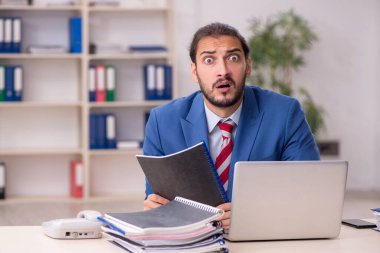 Ofiste çalışan genç bir erkek.