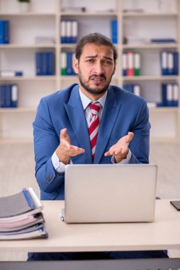 Ofiste çalışan genç bir erkek.