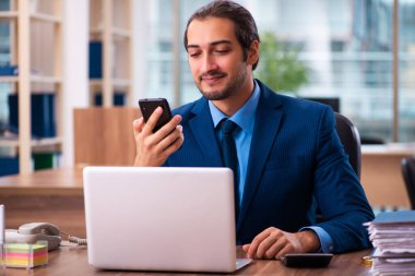 Ofiste çalışan genç bir erkek.