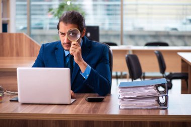 Ofiste çalışan genç bir erkek.