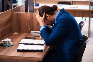 Ofiste çalışan genç bir erkek.