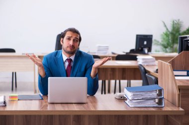 İş yerinde çalışan genç bir erkek.