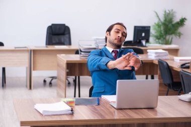 İş yerinde çalışan genç bir erkek.