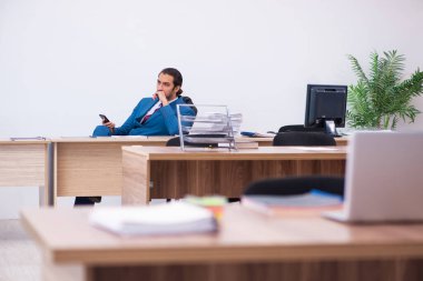 İş yerinde çalışan genç bir erkek.