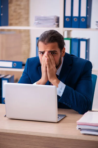 Junge männliche Mitarbeiter und zu viele Arbeit im Büro — Stockfoto