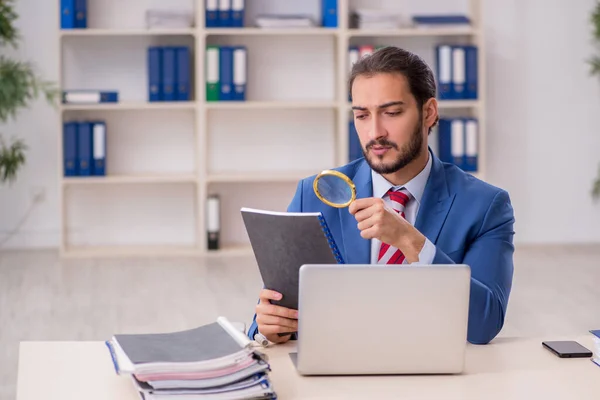 Ung manlig anställd som arbetar på kontoret — Stockfoto