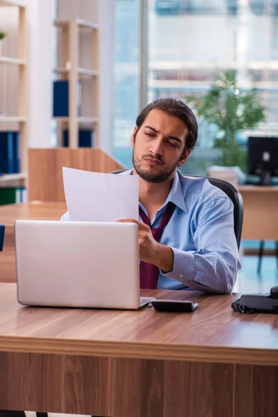 Ung manlig anställd missnöjd med överdrivet arbete på kontoret — Stockfoto