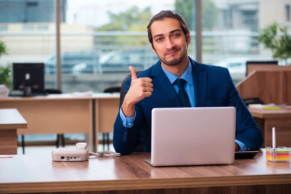 Giovane dipendente maschile che lavora in ufficio — Foto Stock