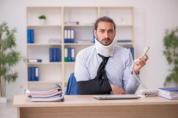 Junger Mann nach Arbeitsunfall im Büro — Stockfoto