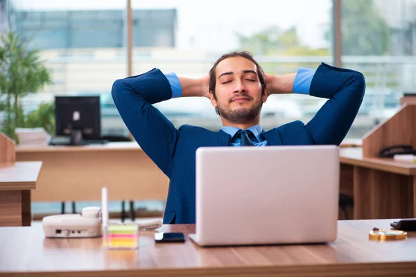 Joven empleado masculino que trabaja en la oficina —  Fotos de Stock