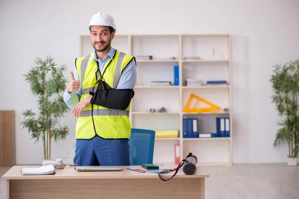 Joven brazo herido arquitecto masculino que trabaja en la oficina —  Fotos de Stock