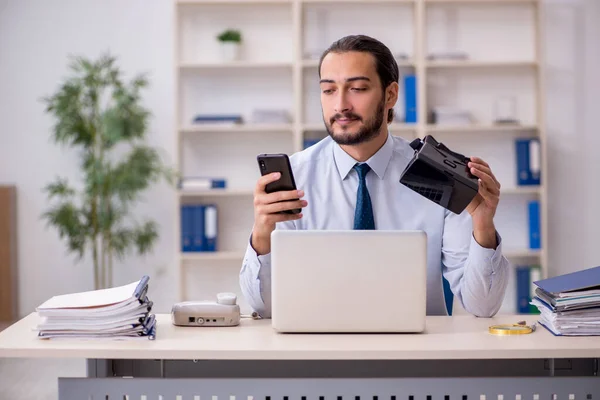 Junge männliche Angestellte mit virtueller Brille am Arbeitsplatz — Stockfoto