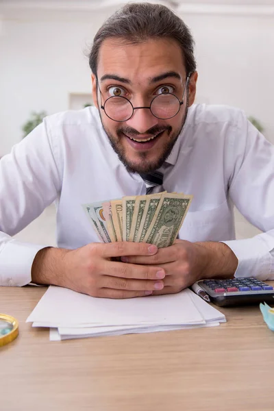 Junge männliche Buchhalter in Budgetplanungskonzept — Stockfoto