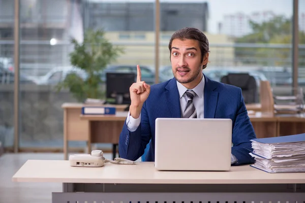 Jonge mannelijke werknemer werkzaam in het kantoor — Stockfoto